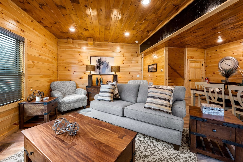 Charming New 5BR 4BA Cabin Near Dollywood