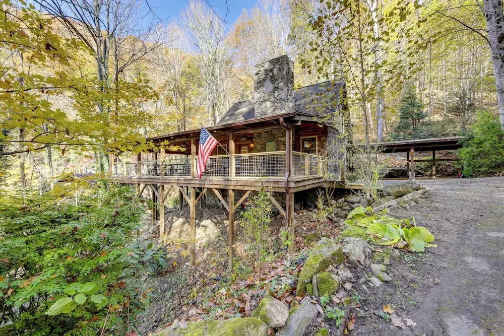Creekside Cabin in the Heart of Maggie Valley