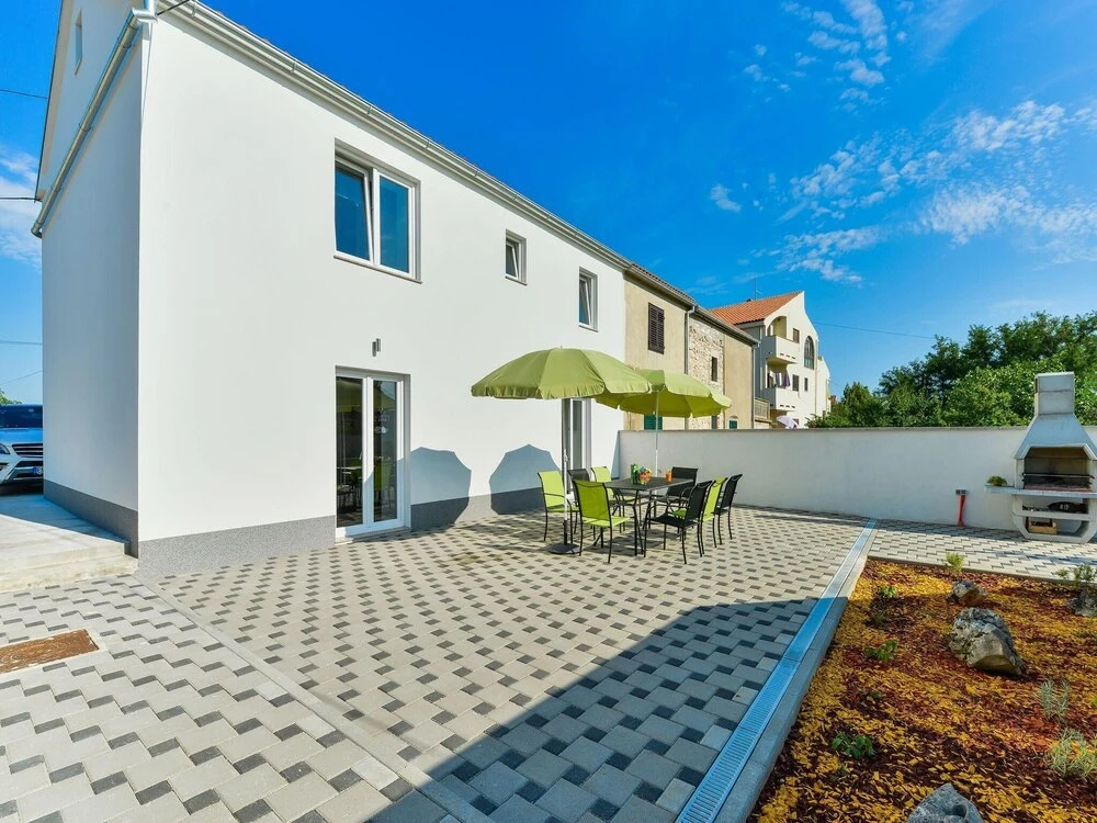 Villa Dragica mit Pool auf Terasse nur 50 m vom Meer in Privlaka, Kroatien
