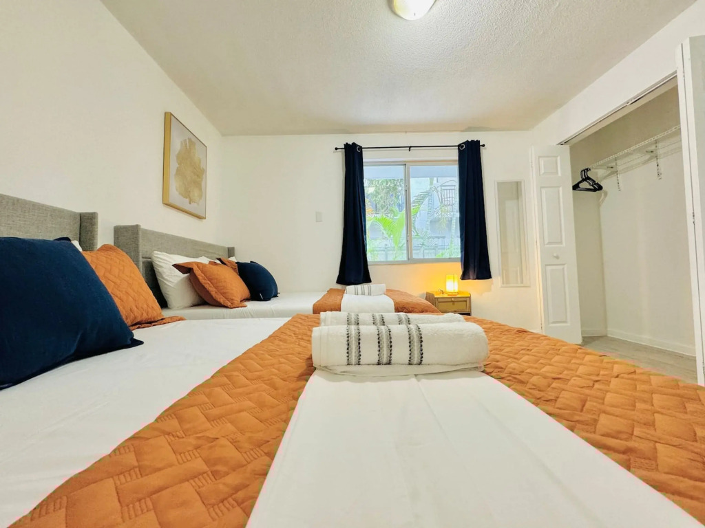NEW Top Location King bed Free Parking