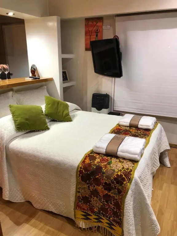 Apartamento monoambiente amplio 2 baños luminoso con balcón cercano a Hospital Italiano y Shopping Abasto Almagro