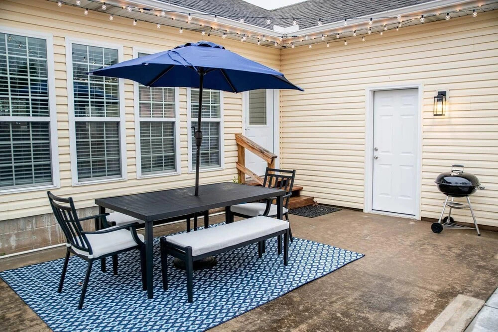 Modern Farmhouse - 2 Blocks to Downtown Square!