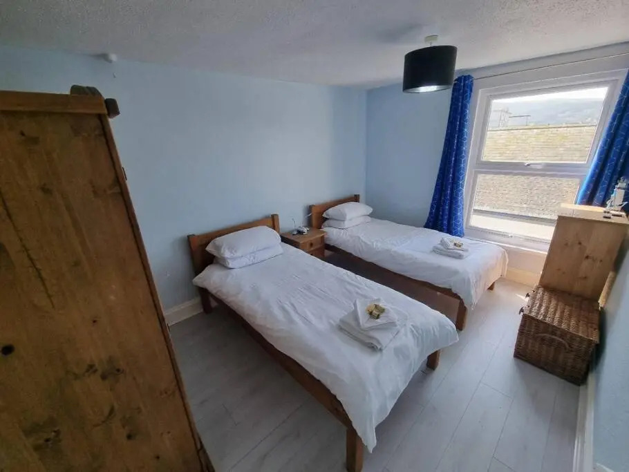 Sea Views, Big 2 Bed Flat Close To Beach & Harbour