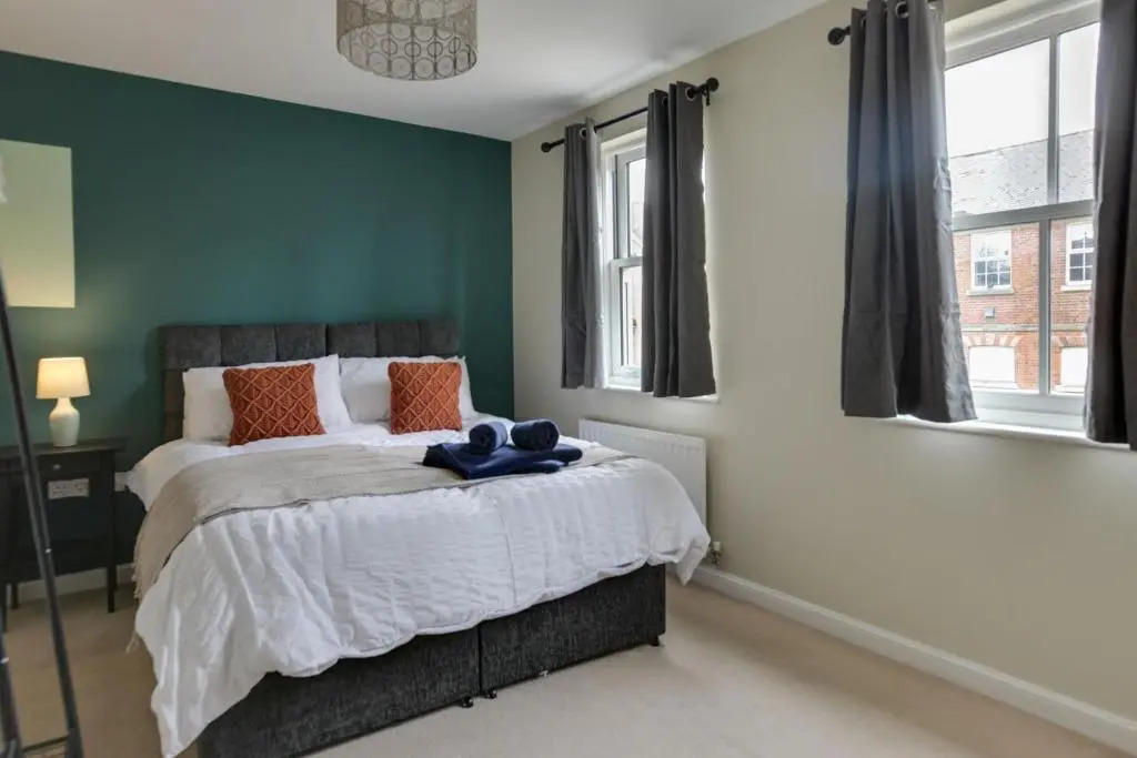 Beautiful Two Bedroom Coach House - Free Parking & Netlfix