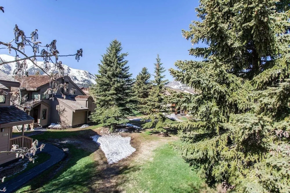 Snowcreek #320 Spacious, 3 bedroom + loft in Snowcreek phase 2 . Sleeps 10. Amazing Views