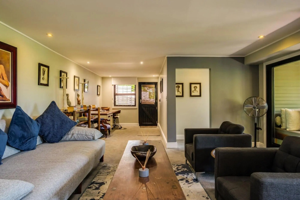 Beautiful 1 Bedroom Apartment With Private Balcony