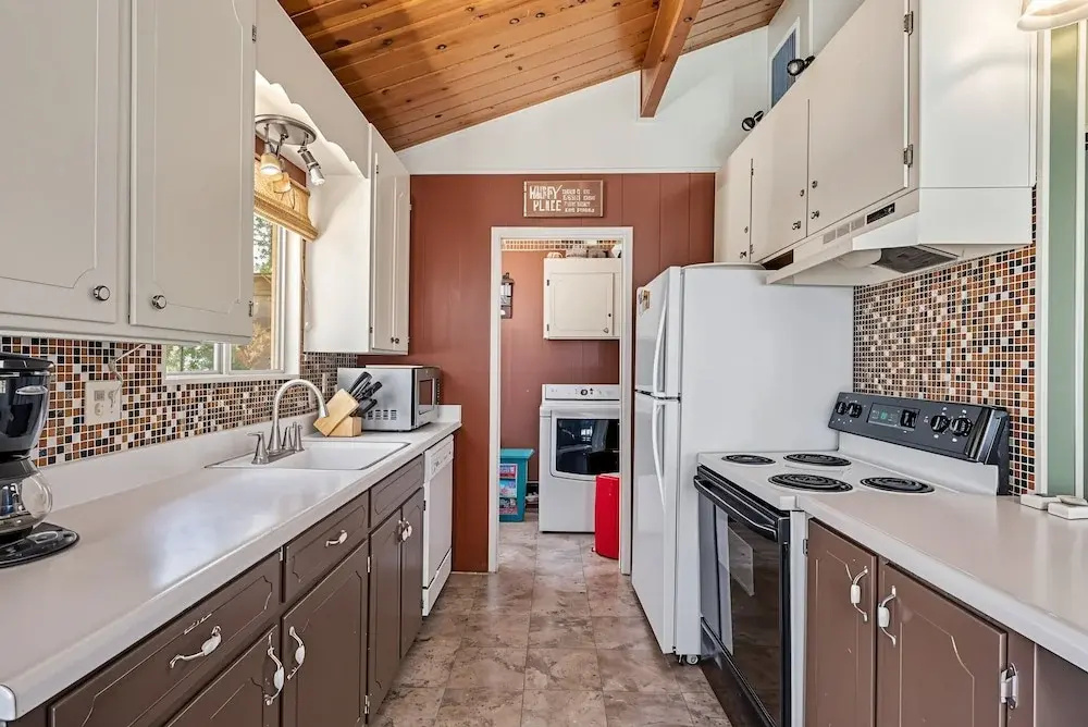 The Cozy Cabin - 2-level Home With Spacious Yard 4 Bedroom Home