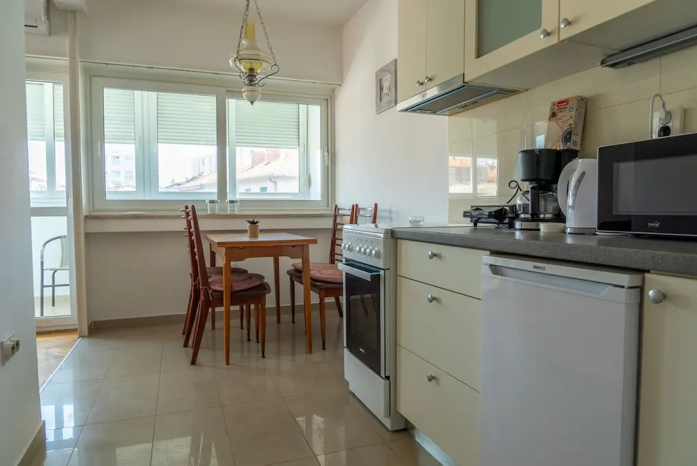 Spacious apt few min Walk to old Town and Beach