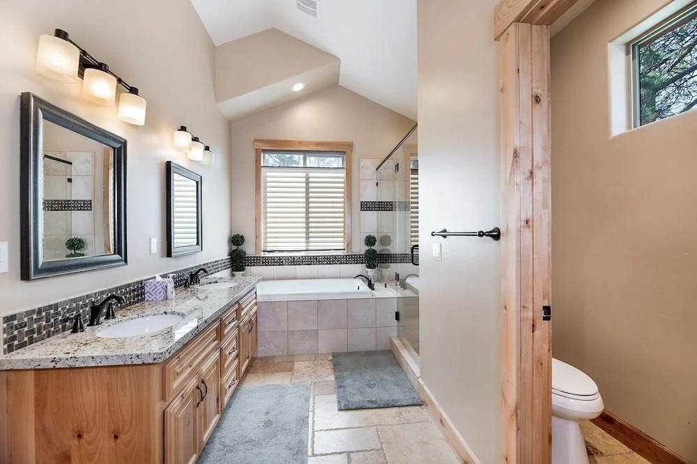Big Bear Lodge W/ Sauna, Hot Tub, Decks & 4 Fireplaces 6 Bedroom Home