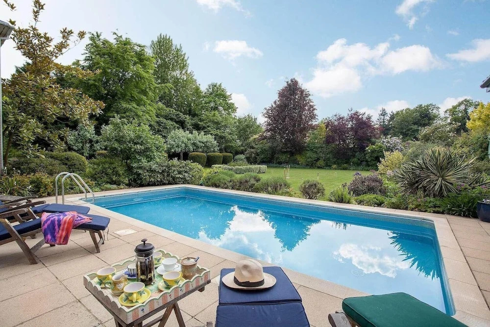 Secluded country house gem with swimming pool & tennis court