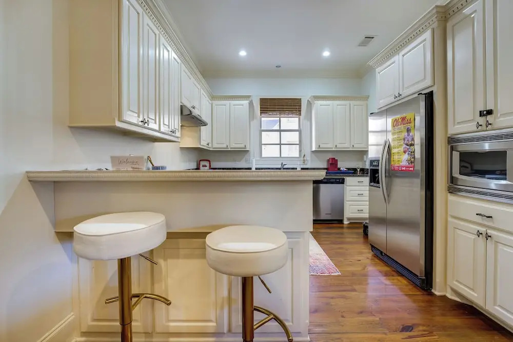 Large, Elegant Home u003c 2 Miles to Ole Miss