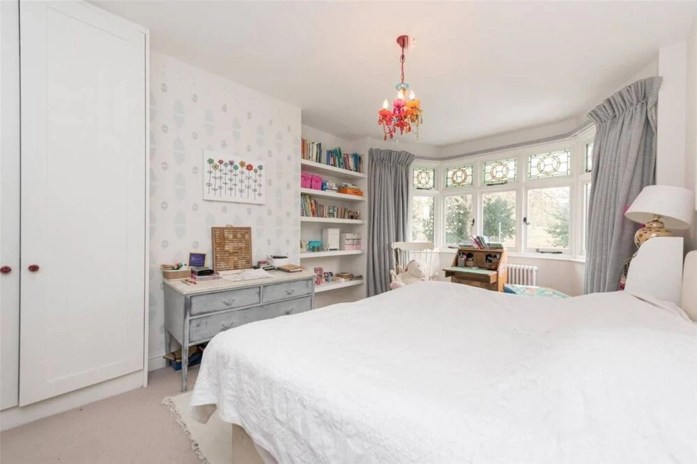 Spacious 5 Bedroom Home With Parking
