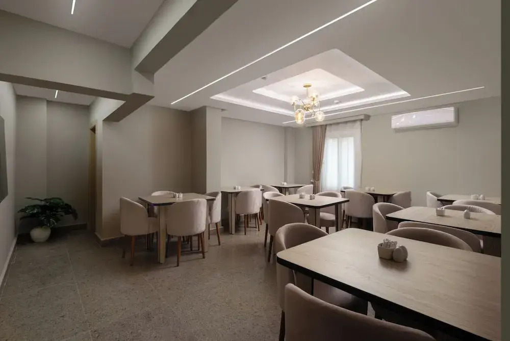 Elegance Grand City Hotel