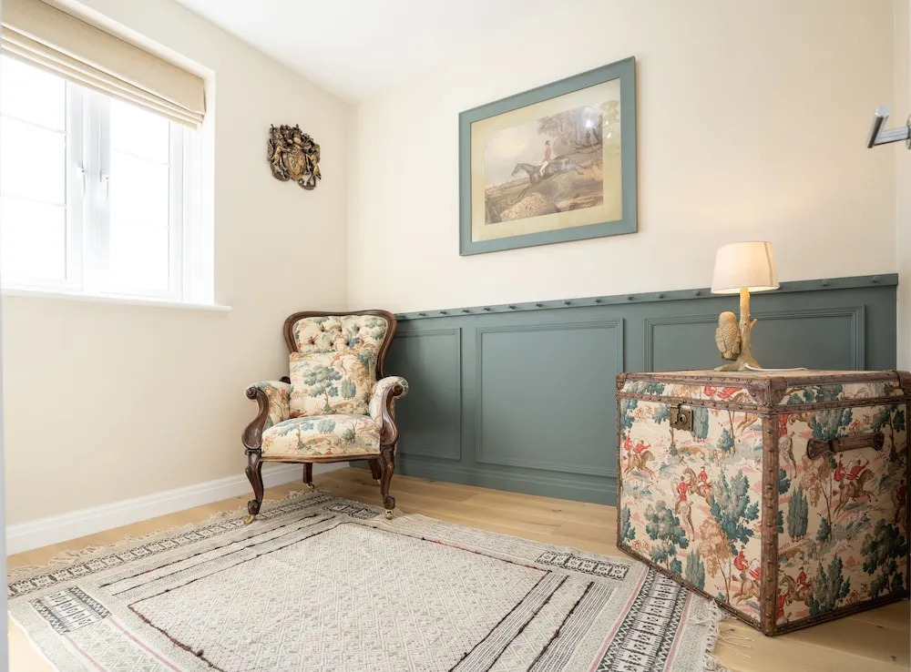 4 Bedroom Detached House 5mins Walk to Shopping Village