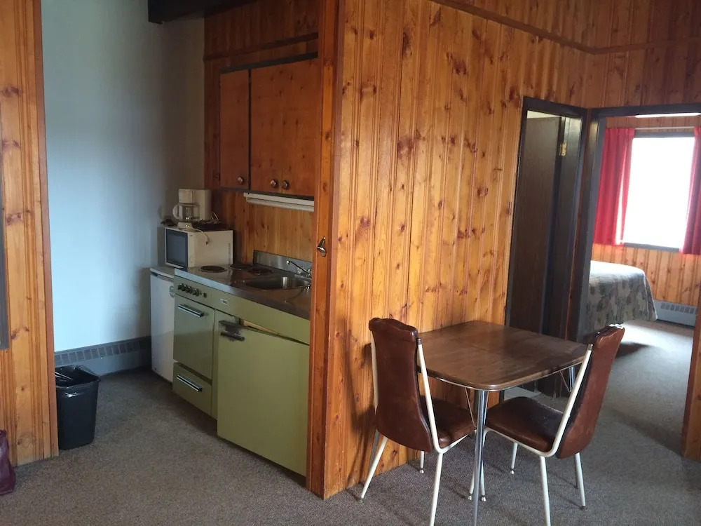 Pembina River Inn
