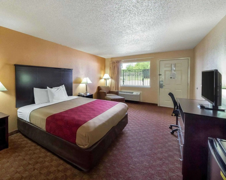 Econo Lodge Inn & Suites Coliseum