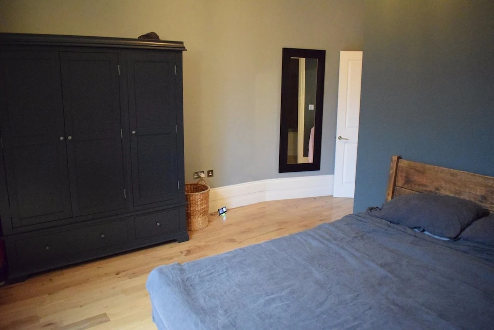 1 Bedroom Apartment With Patio in London