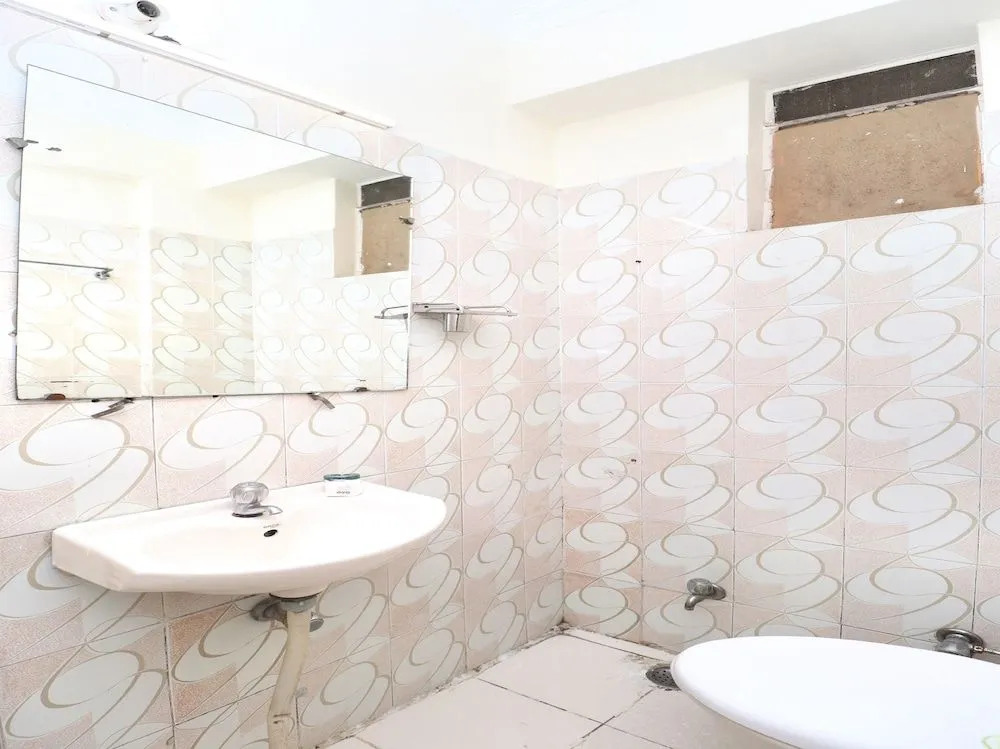 Oyo 38170 Hotel Grand Plaza