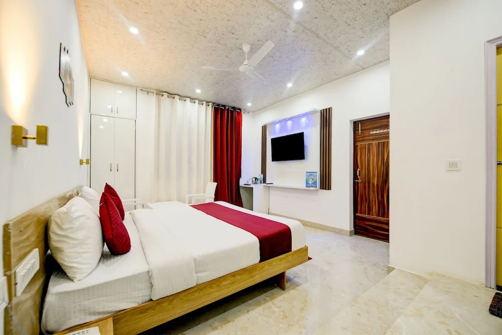 Hotel Shiva Lake - Near Mussoorie Lake