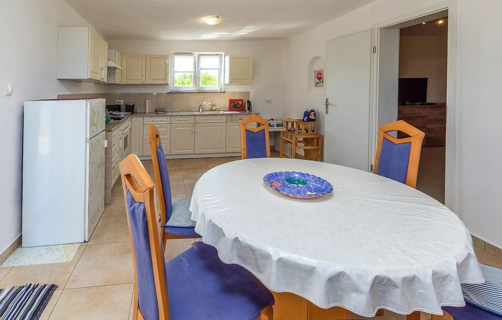 Nice Home in Trget With Wifi, 4 Bedrooms and Outdoor Swimming Pool