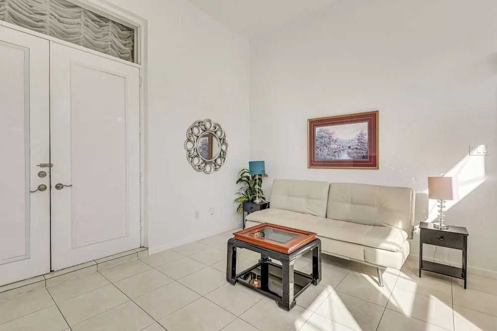 Near Apollo Beach! Bright Apt w/ Essentials