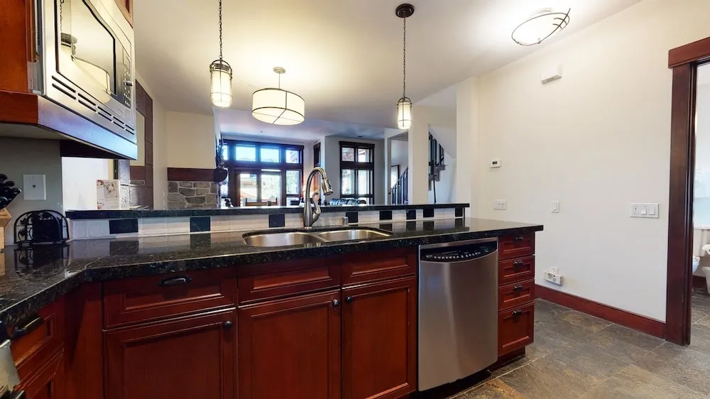Juniper Crest 7 Private Hot Tub, 2 Car Garage, BBQ, Walk to the Lifts and Mountain Views by RedAwning