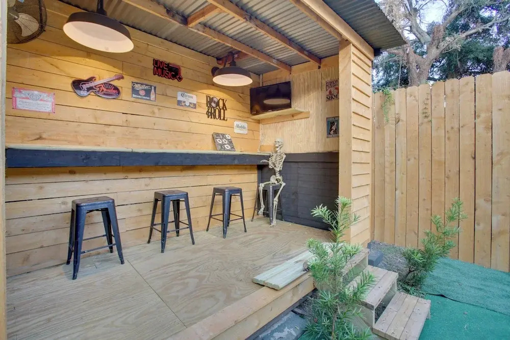 2 Mi to Dtwn: New Orleans Escape!