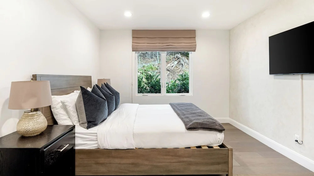 LA Hillside Retreat w/ Pool, Views, Fire Pit & Outdoor Lounging Casa Bellagio by Avantstay