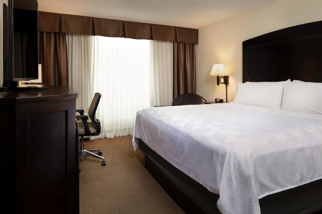 Holiday Inn and Suites Charleston West by IHG