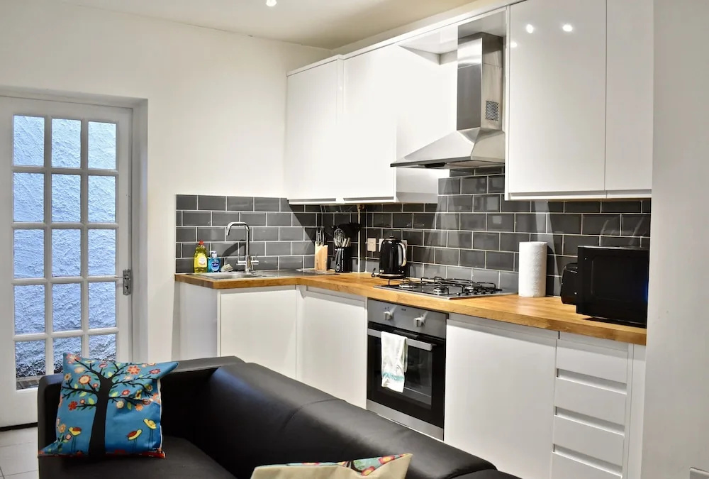 Modern 2 Bedroom House by the Station