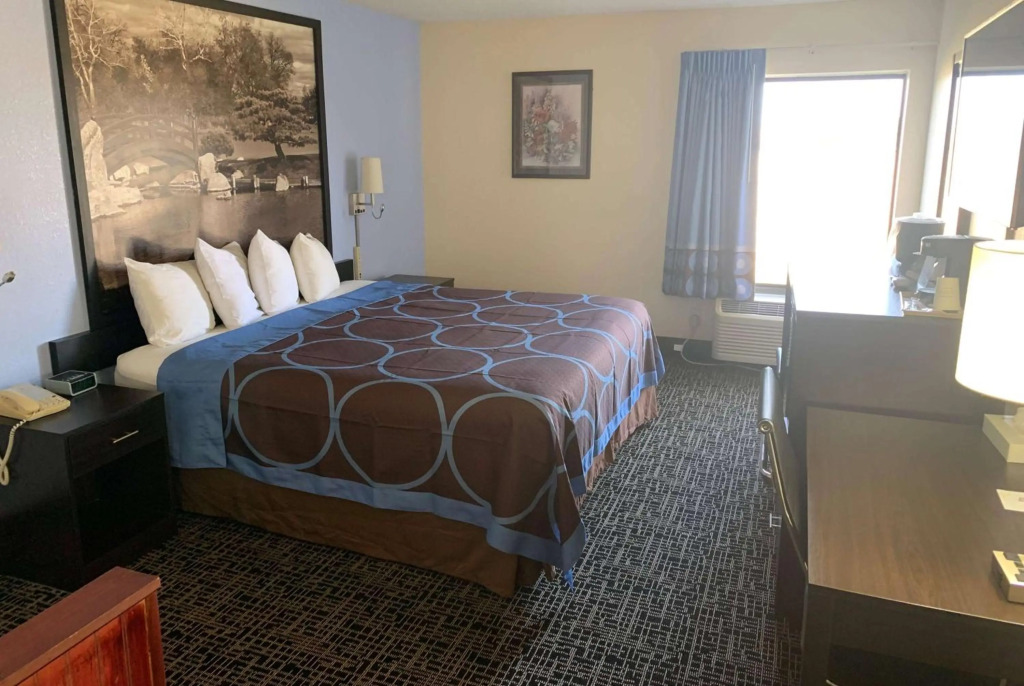 Super 8 by Wyndham Galesburg