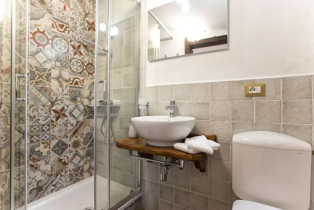 Restored Historic Mansion Paterno with Exclusive Pool, Wifi and AC for 20 people