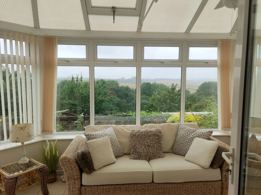 Split Level Bungalow - Sleeps4 - Close to Walks