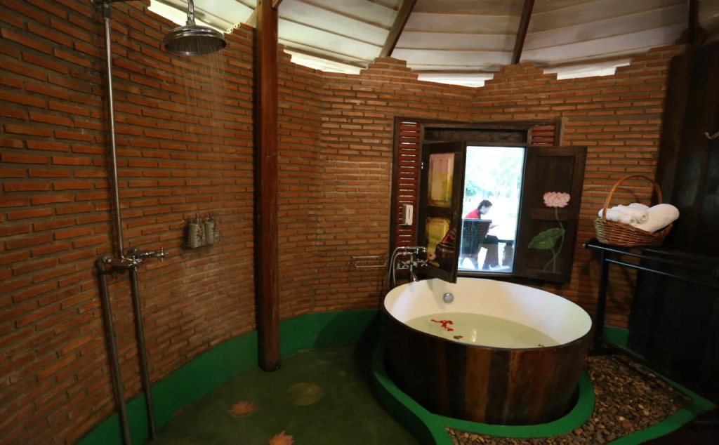 Kaengkrachan Boathouse Paradise Resort