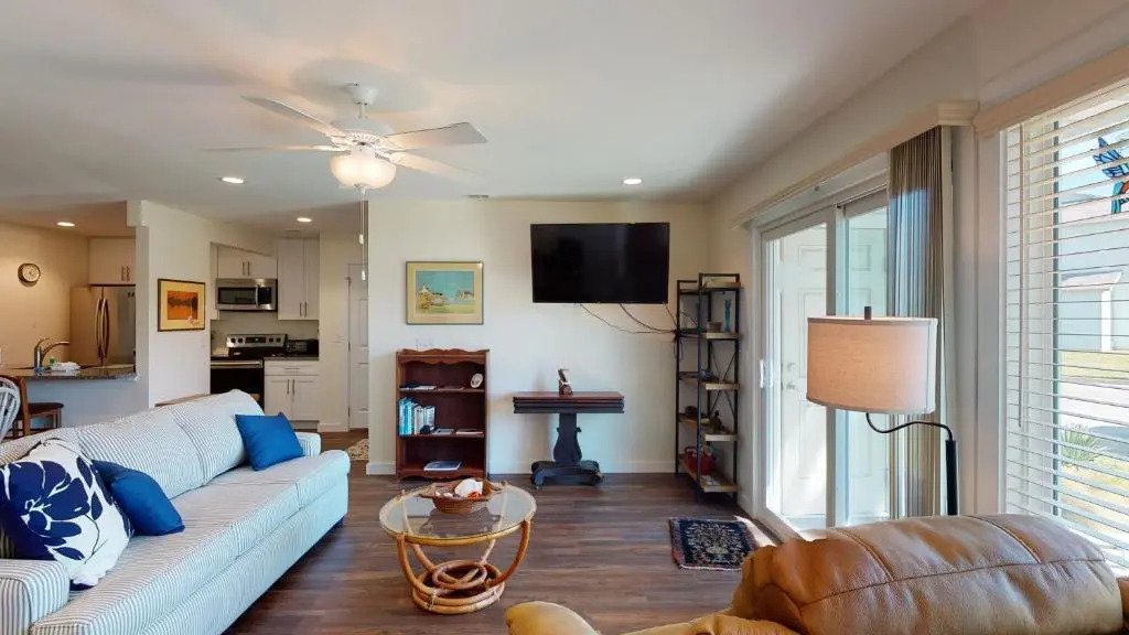 AH-F120 Newly Remodeled Bottom Floor Condo, Shared PoolHot Tub, Near Marina & Ferry