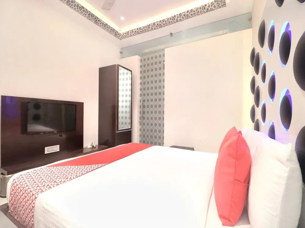 OYO 14829 Hotel J Cruise