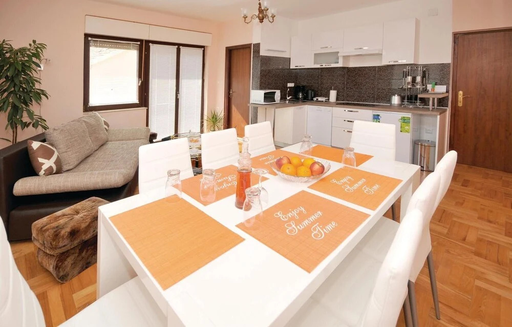Stunning Home in Okrug Gornji With Wifi and 2 Bedrooms