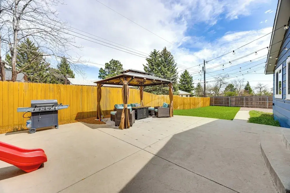 1 Mi to Attractions: Getaway w/ Mtn Views!