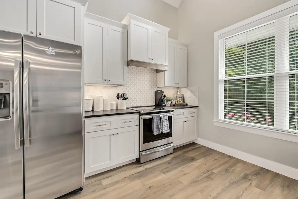 The Dogwood · Luxury Hot Tub· Lake Front Access ·