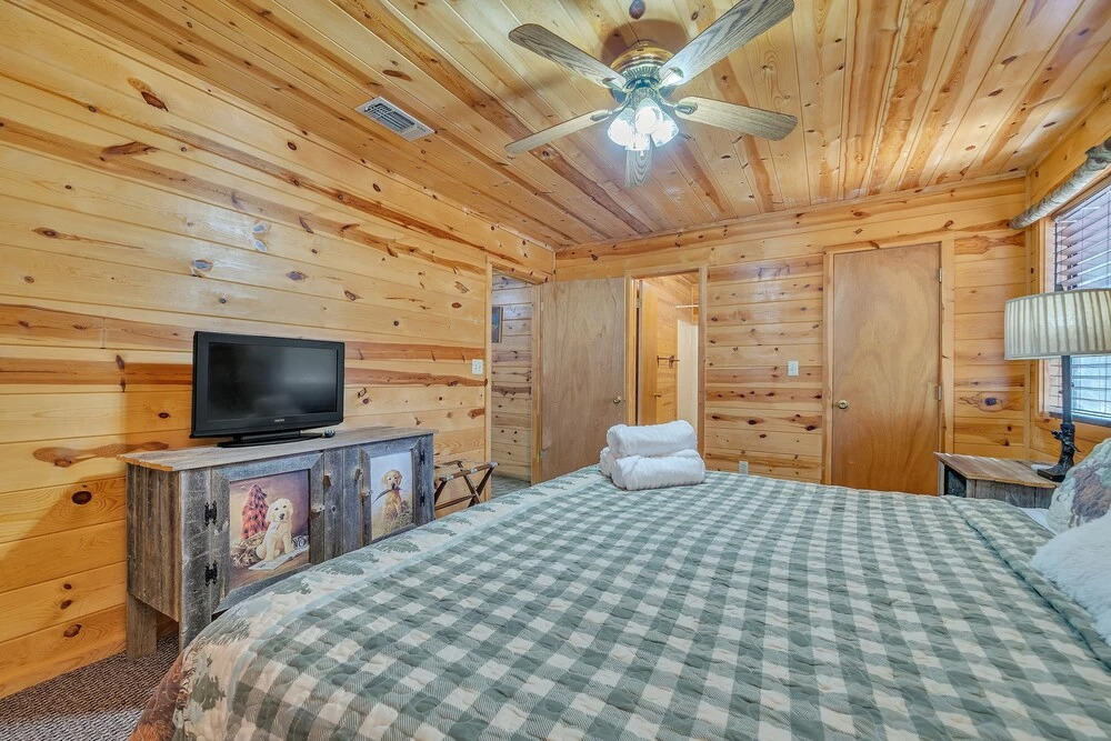 The Honeysuckle 2 Bedroom Cabin by Redawning