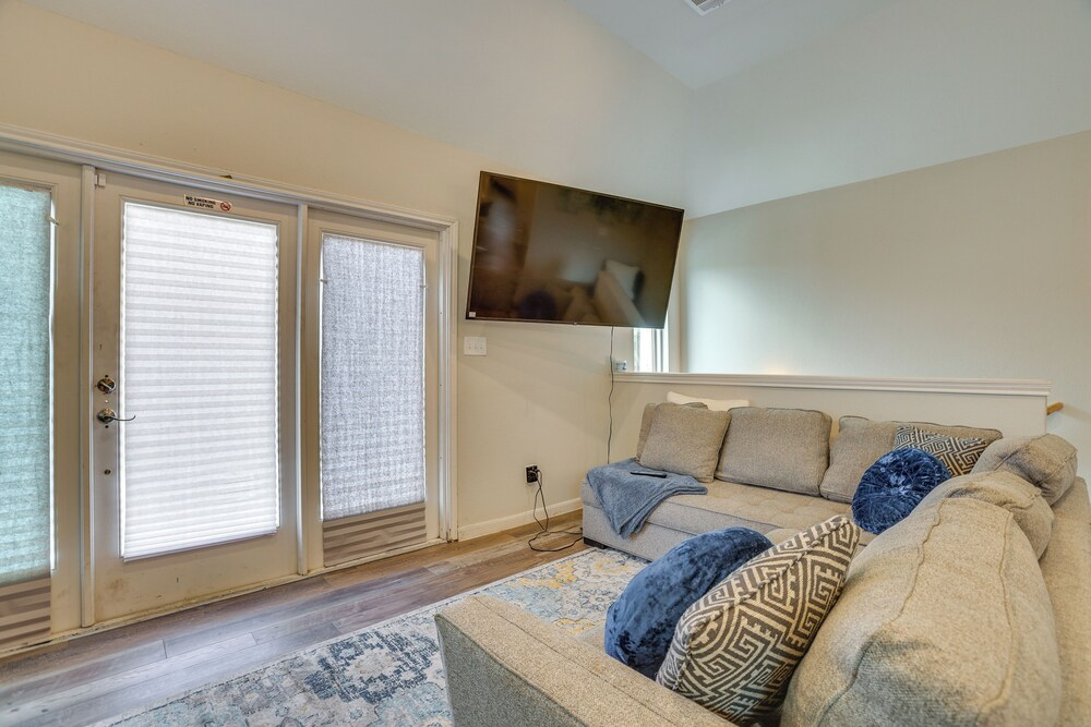 Houston Upgrade! Spacious + Modern Unit Near UH