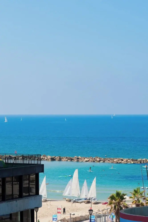 Bright and Charming 1BR Apt Near Shore