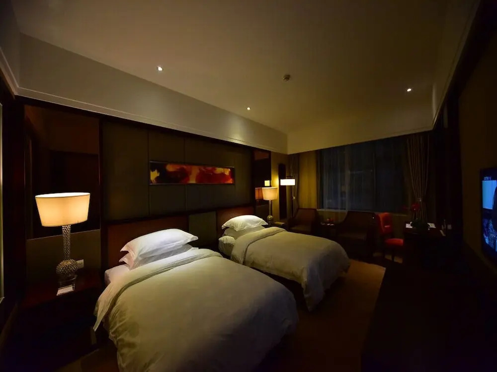 Dali Art Golf Hotel