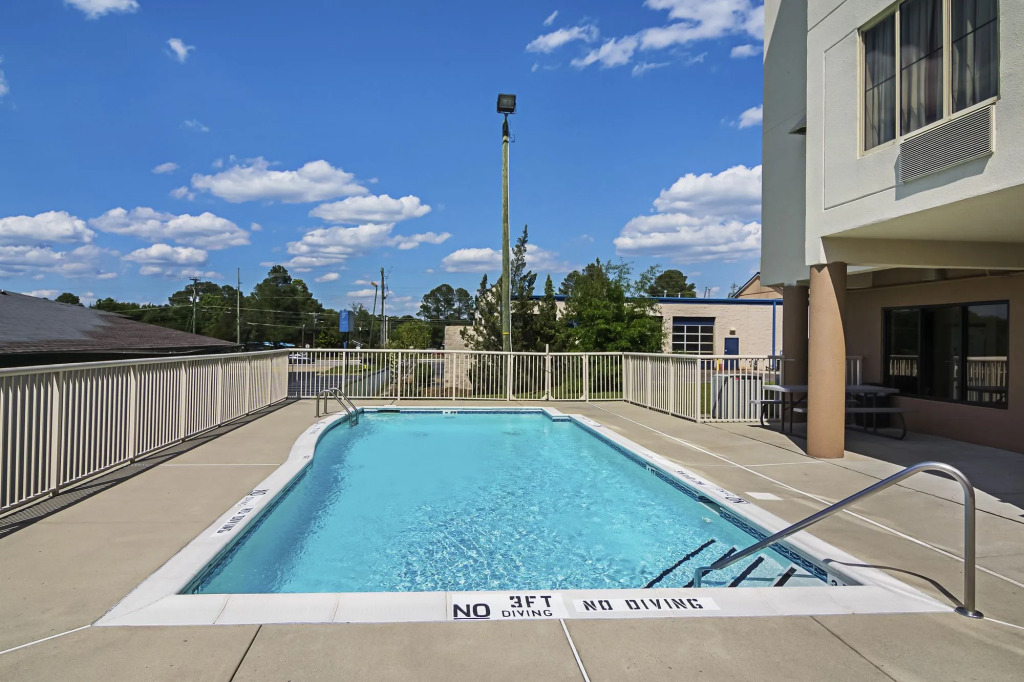 Red Roof Inn & Suites Fayetteville-Fort Bragg