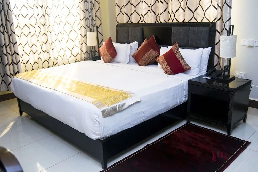 Flomi Hotel