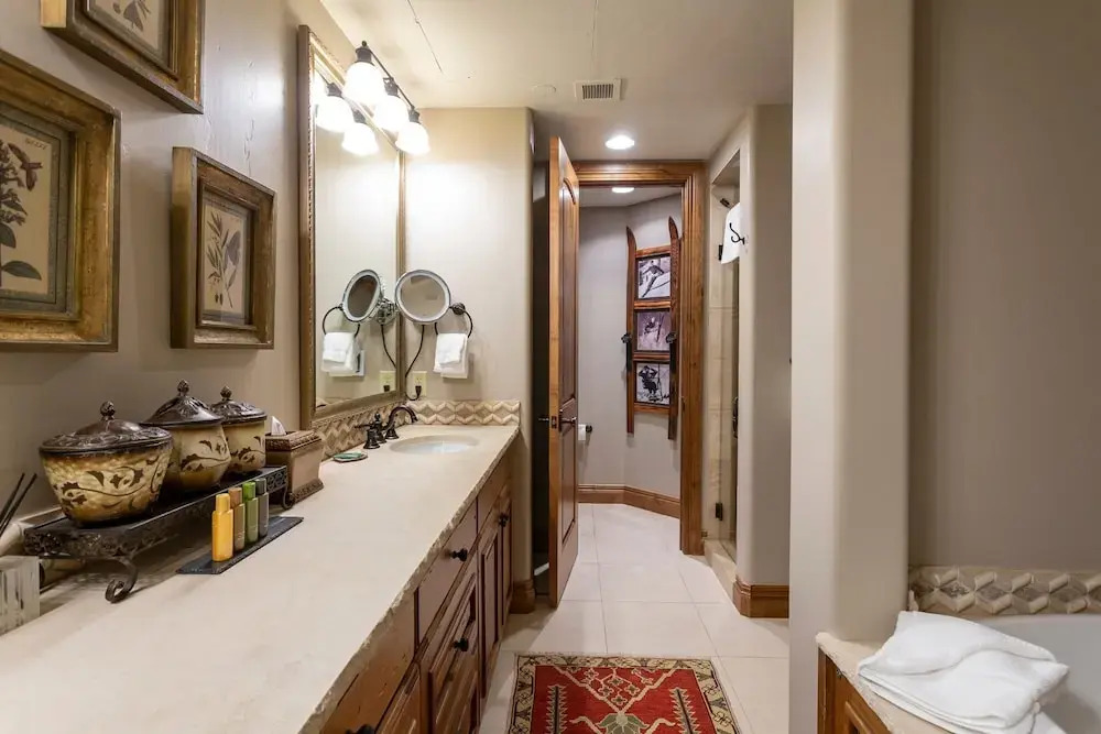 Grand Lodge - Three Bedroom #301 - Ski-in/ski-out 3 Condo