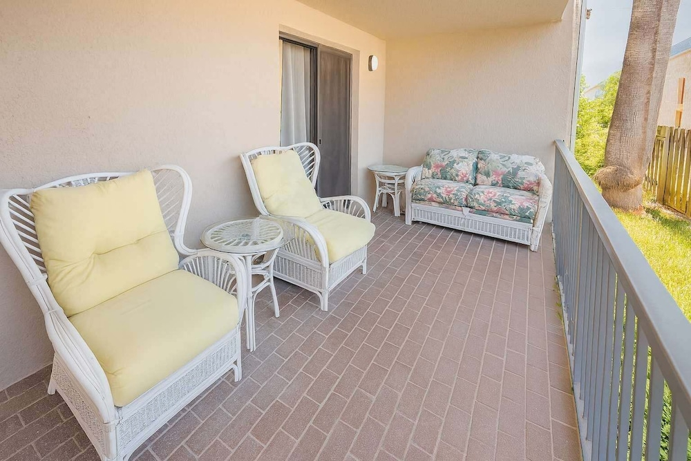 250 Paces To Beach Pool 1st Floor 2 Bedroom Condo
