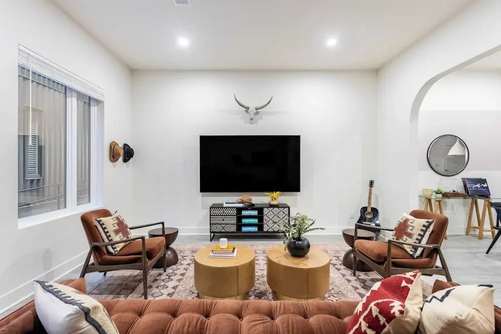 Sleeps 28 2 Units Near DT Nashville Outrider by Avantstay