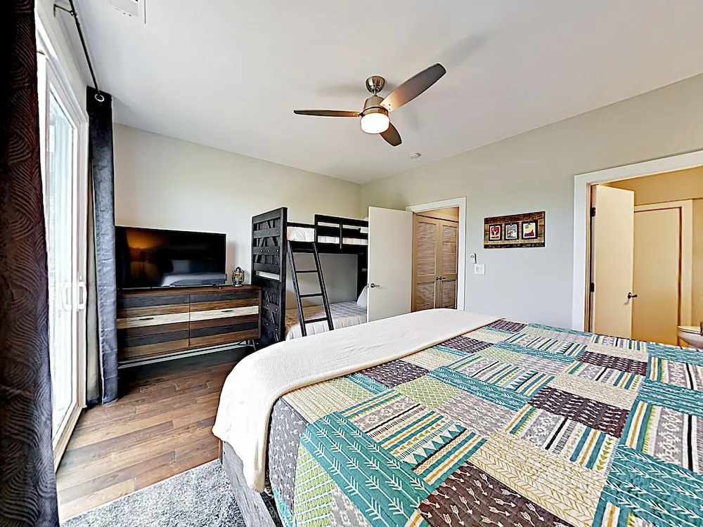 New Listing! Newly Built Townhome W/ Skyline Views 2 Bedroom Townhouse