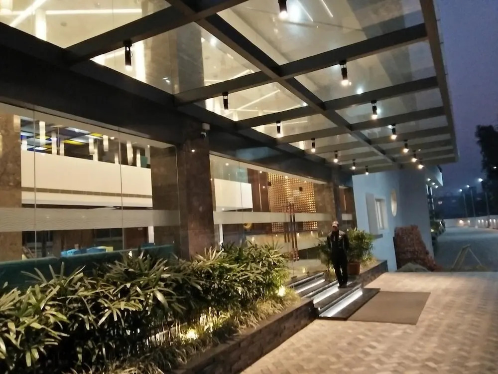 Hotel Saffron Crest